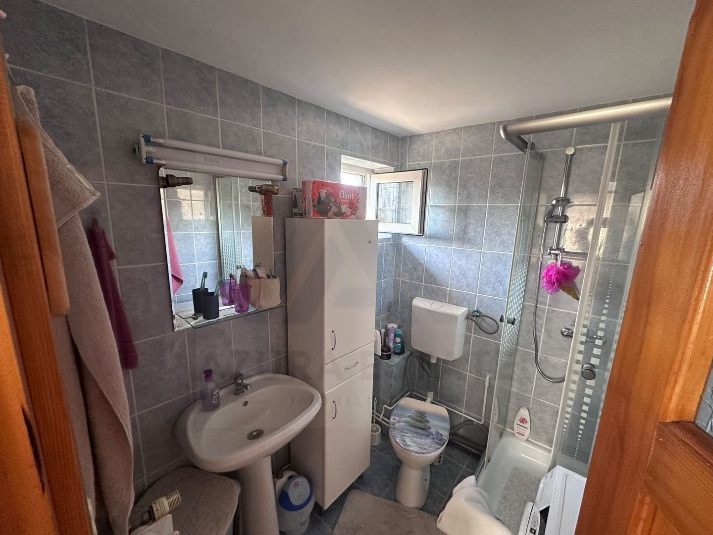 Apartament 3 camere decomandat  78 mp pivnita curte  in zona Centrala