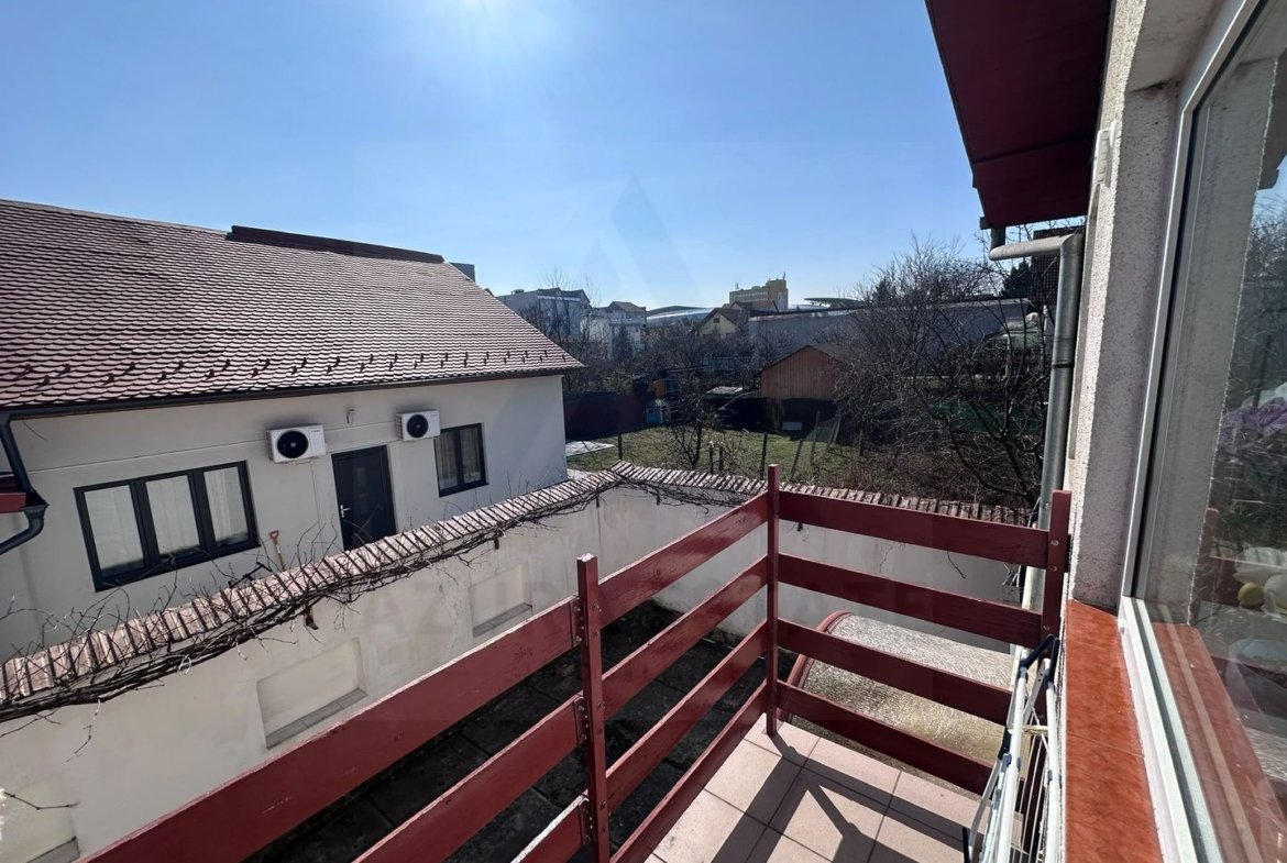 Apartament 3 camere decomandat  78 mp pivnita curte  in zona Centrala
