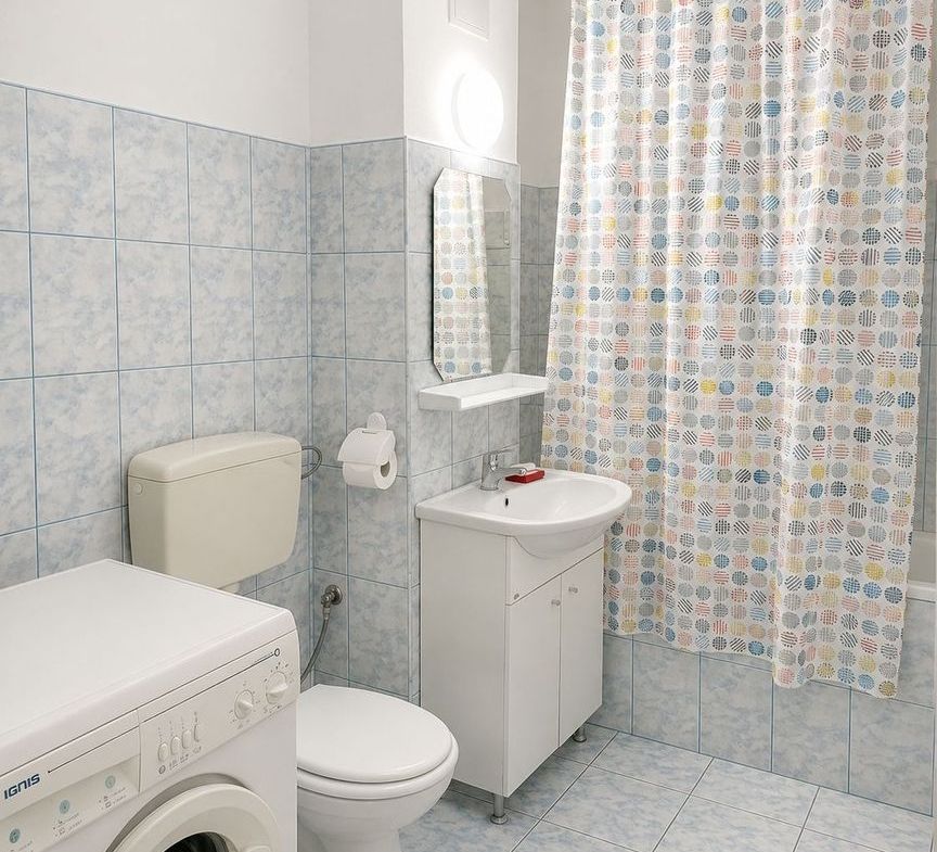Apartament spațios cu 3 camere, 75 mp, decomandat, 2 băi, 2 balcoane –