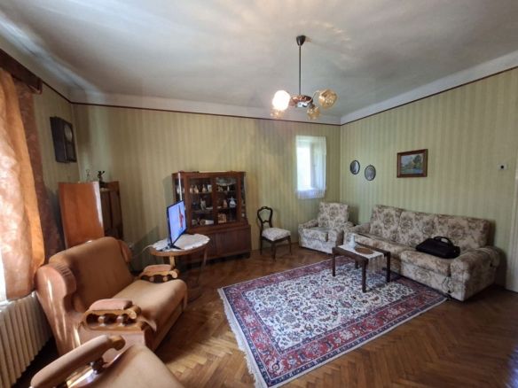 Casa individuala 185 mp utili S + P + E garaj si teren 777 mp Central