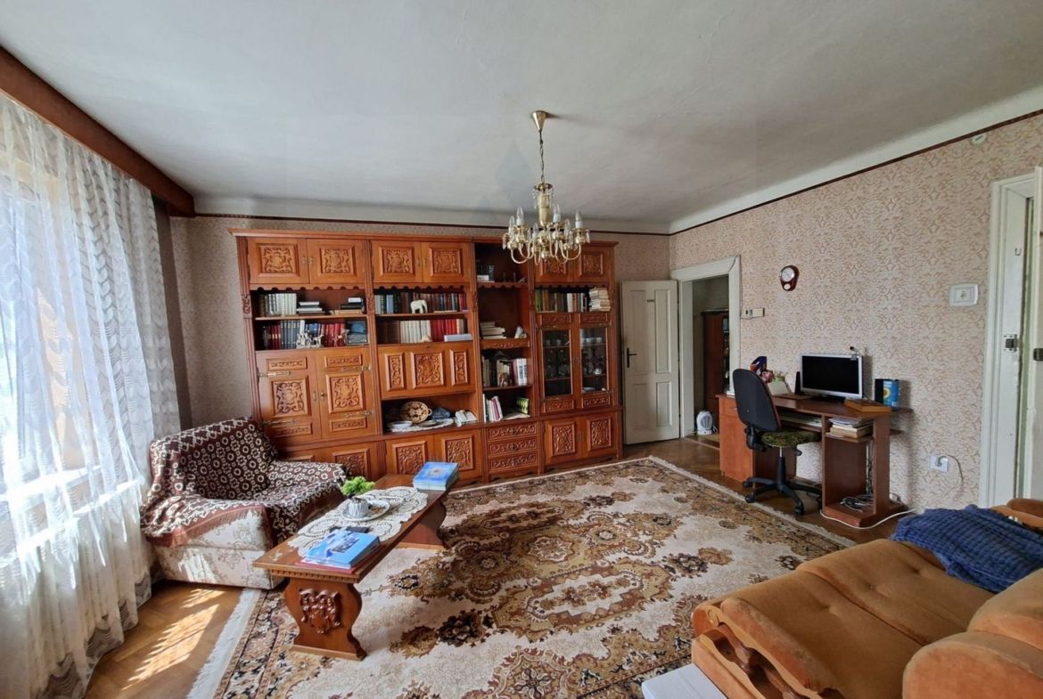 Casa individuala 185 mp utili S + P + E garaj si teren 777 mp Central