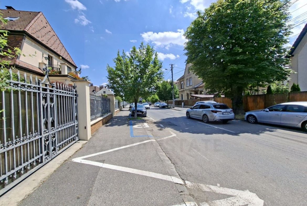 Casa individuala 185 mp utili S + P + E garaj si teren 777 mp Central
