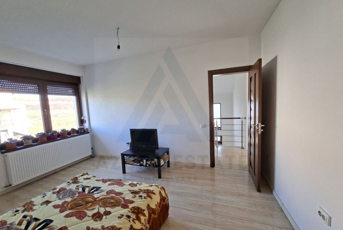 Casa intabulata 5 camere 2 bai si curte generoasa in Bavaria Park