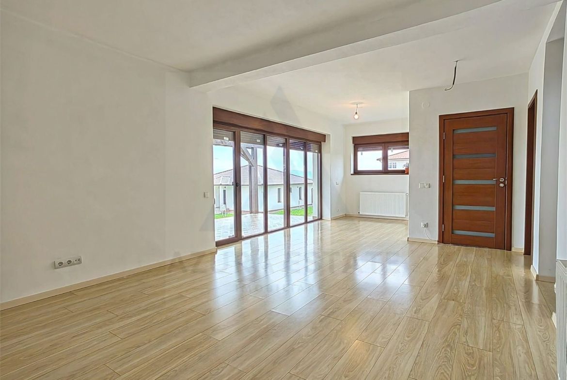 Casa intabulata 5 camere 2 bai si curte generoasa in Bavaria Park