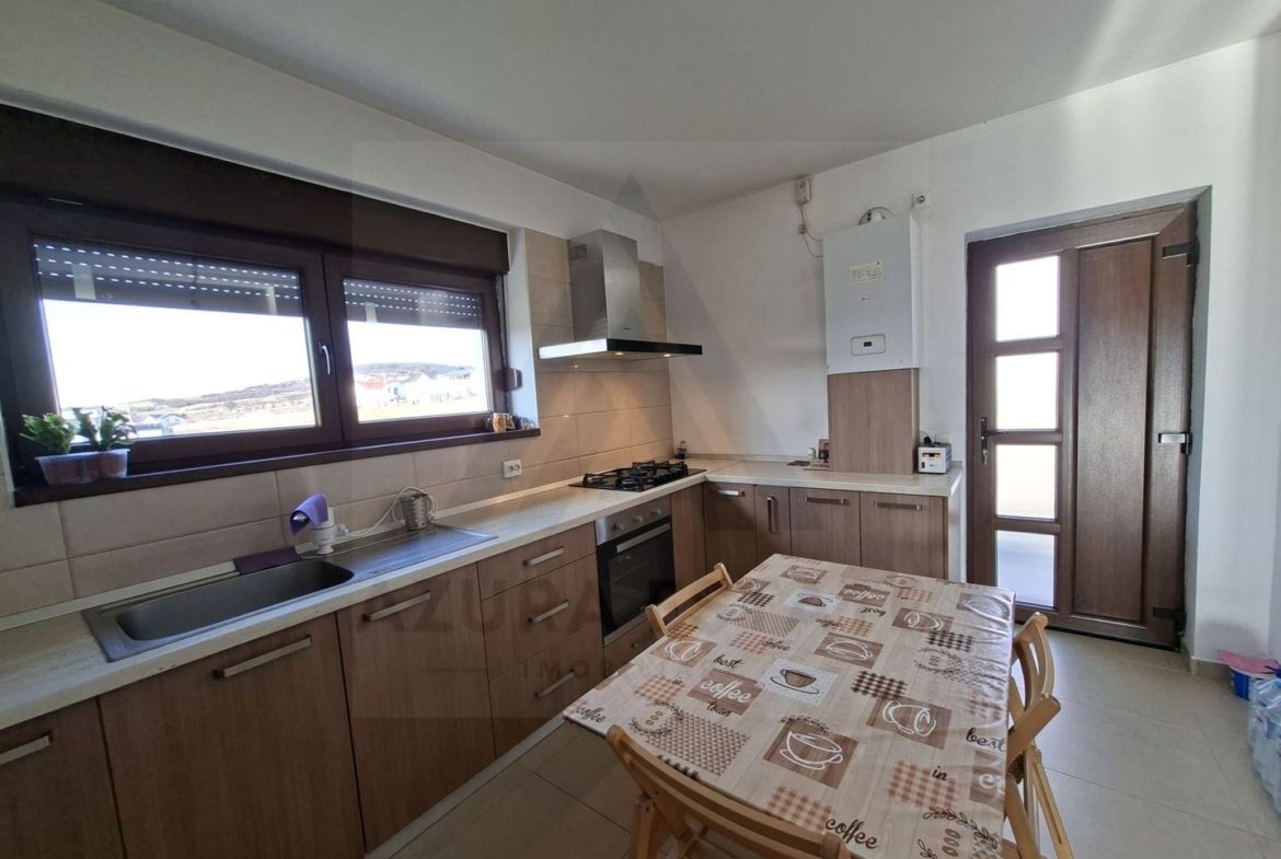 Casa intabulata 5 camere 2 bai si curte generoasa in Bavaria Park