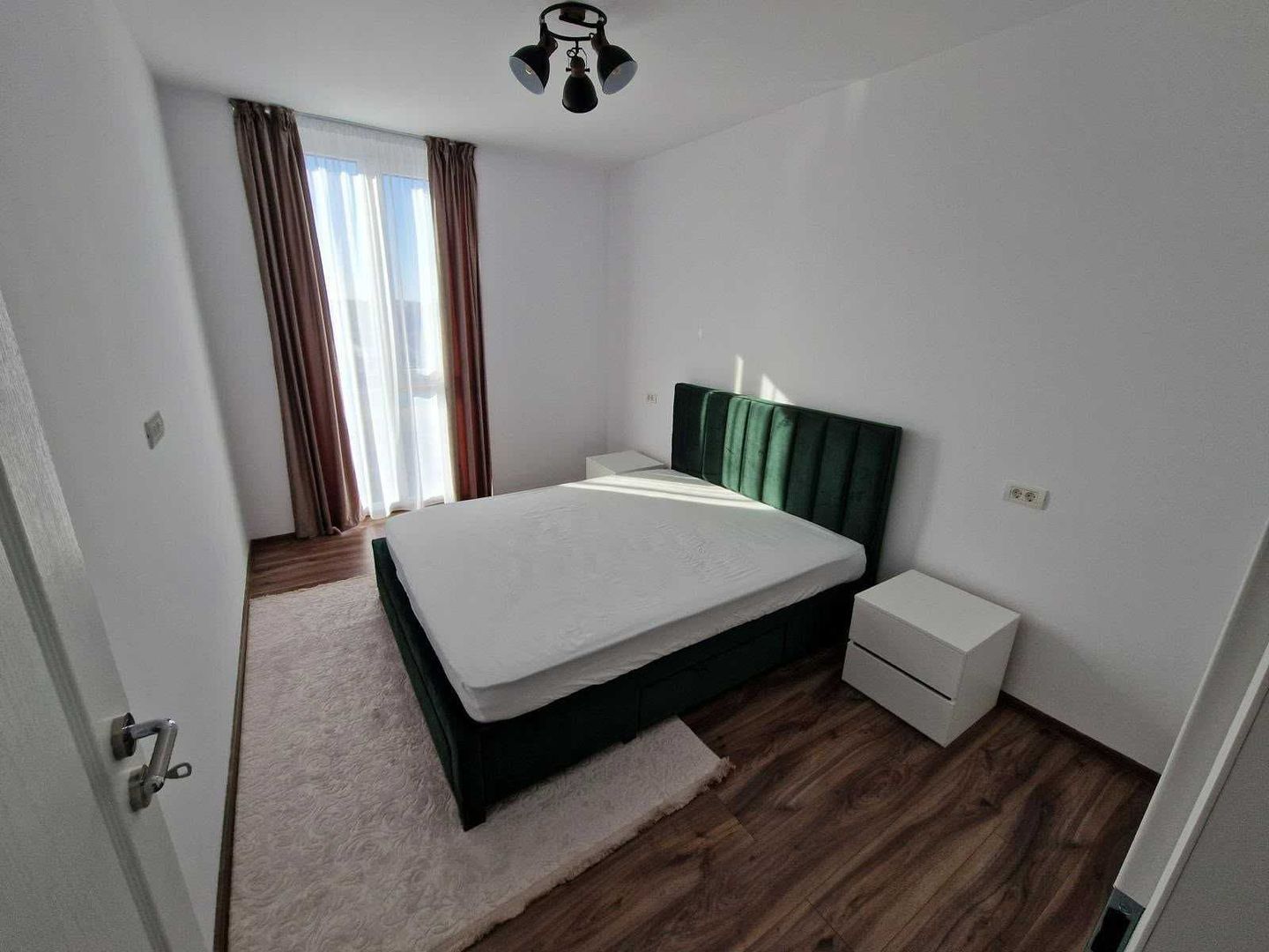 Proprietar inchiriez apartament 2 camera decomandat si loc de parcare