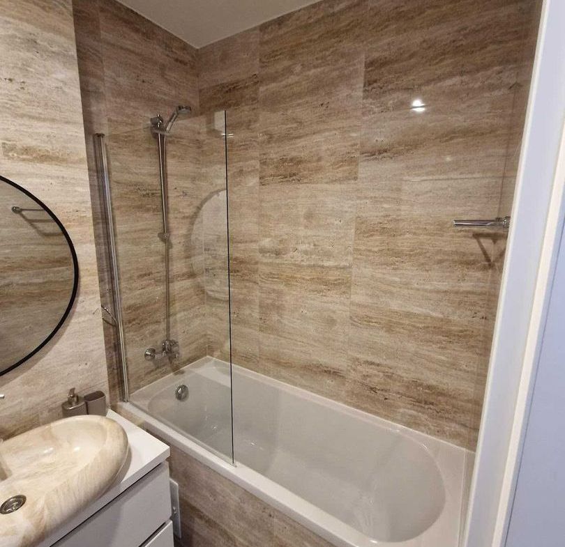 Proprietar inchiriez apartament 2 camera decomandat si loc de parcare