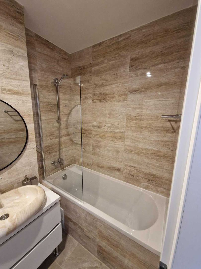 Proprietar inchiriez apartament 2 camera decomandat si loc de parcare