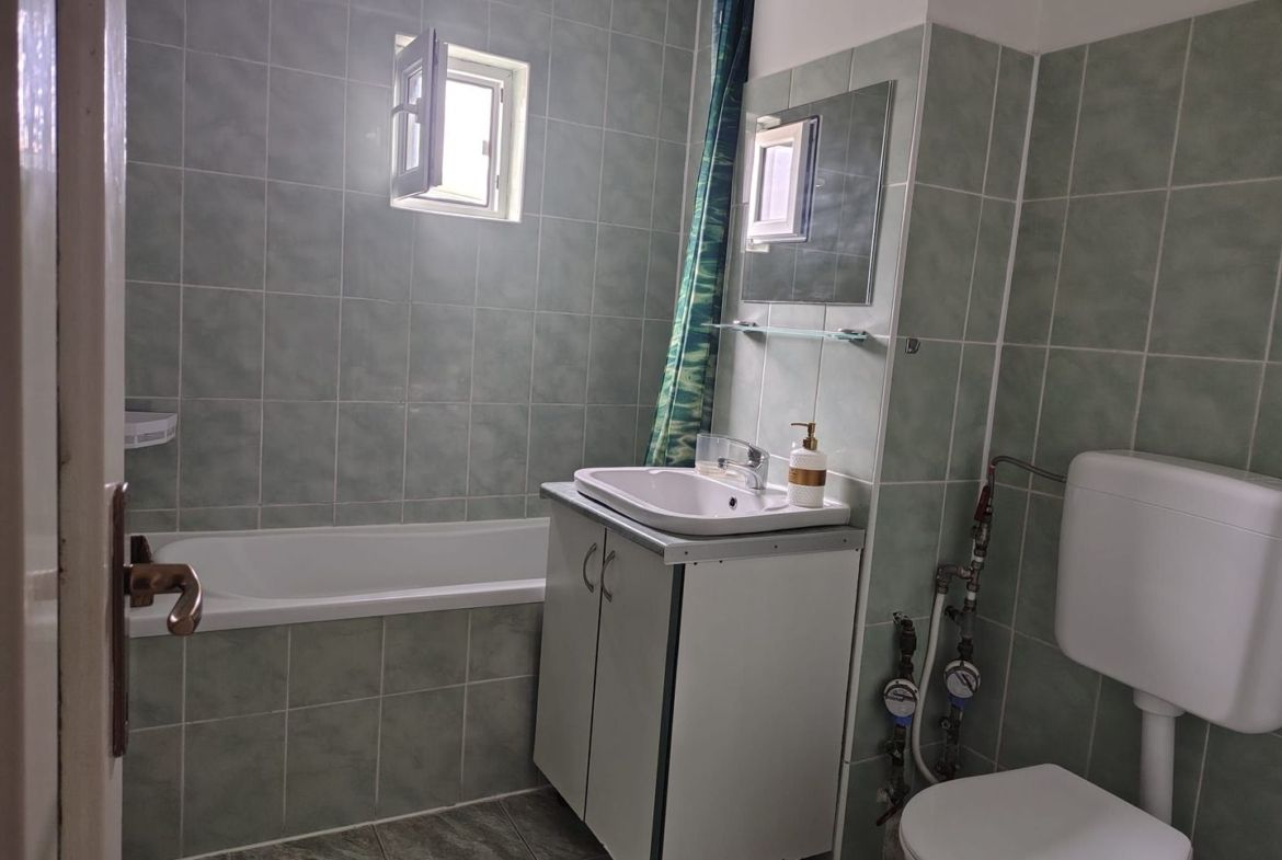 De inchiriat:  apartament, 2 camere Oradea. 340 E/luna. Comision 50%
