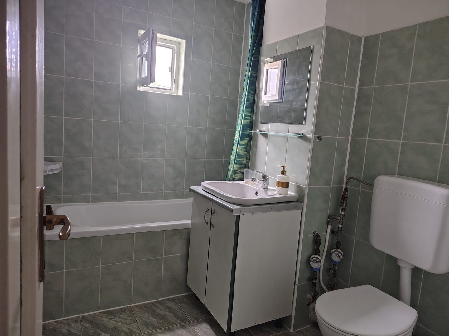 De inchiriat:  apartament, 2 camere Oradea. 340 E/luna. Comision 50%