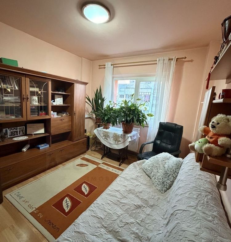 Apartament 4 camere 75 mp cu  balcon si pivnita pe b-dul Mihai Viteazu