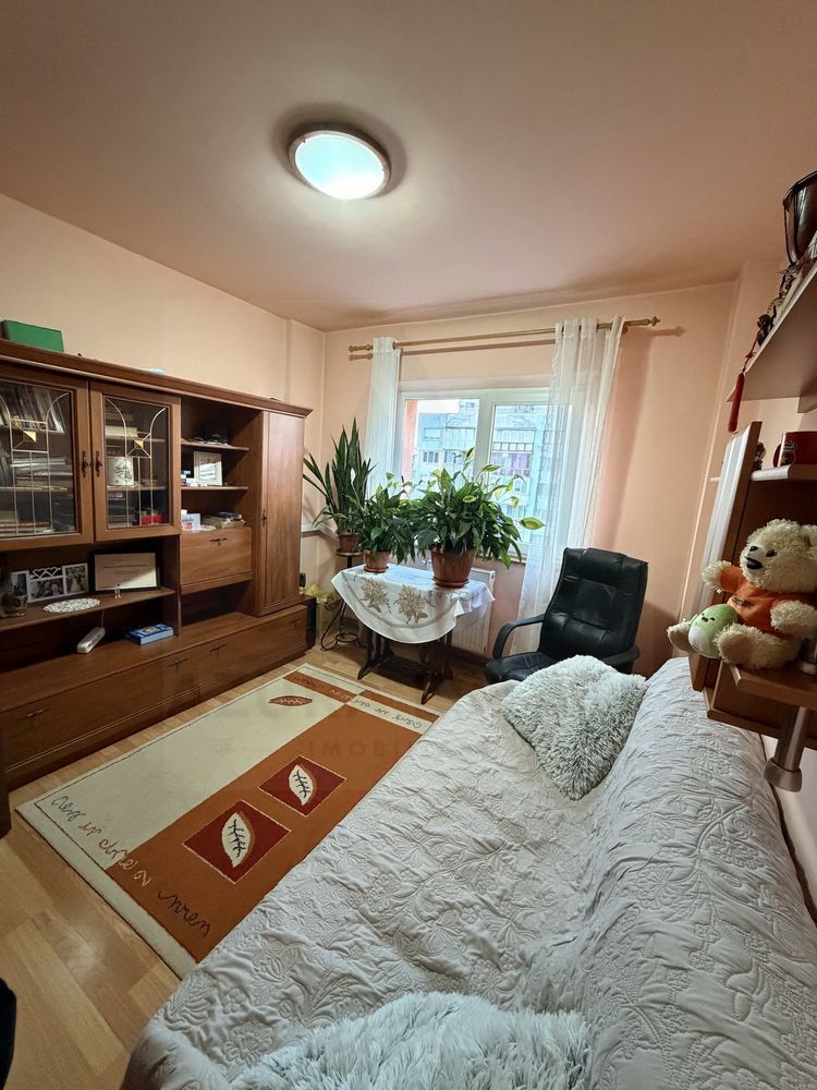 Apartament 4 camere 75 mp cu  balcon si pivnita pe b-dul Mihai Viteazu