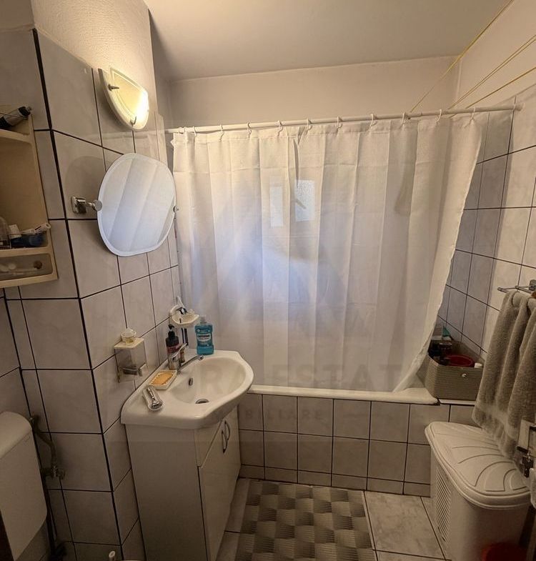 Apartament 4 camere 75 mp cu  balcon si pivnita pe b-dul Mihai Viteazu