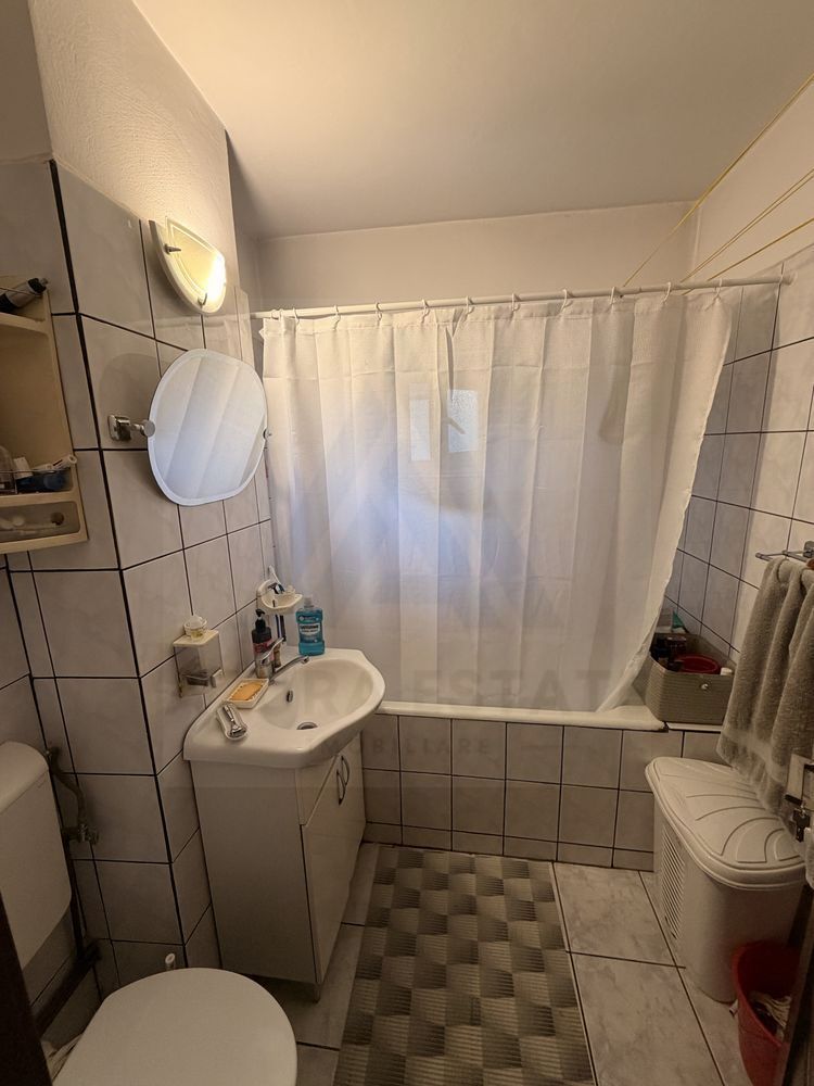 Apartament 4 camere 75 mp cu  balcon si pivnita pe b-dul Mihai Viteazu