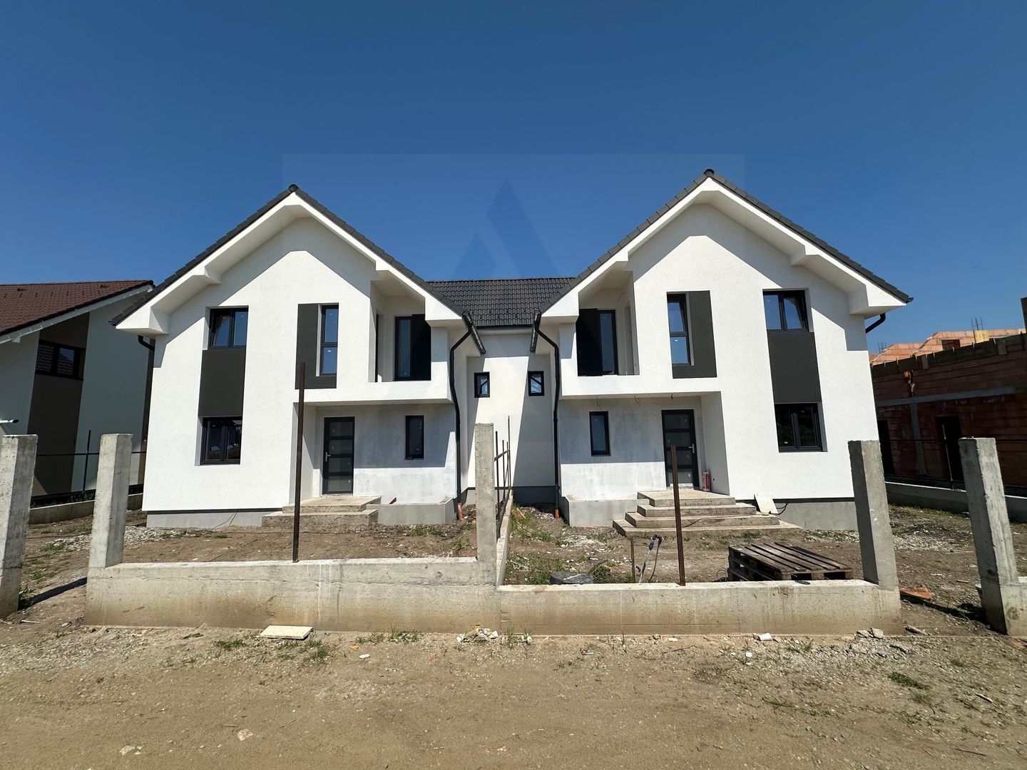 Casă tip duplex curte 350 mp 120 mp utili terasa 22 mp Sura Mare