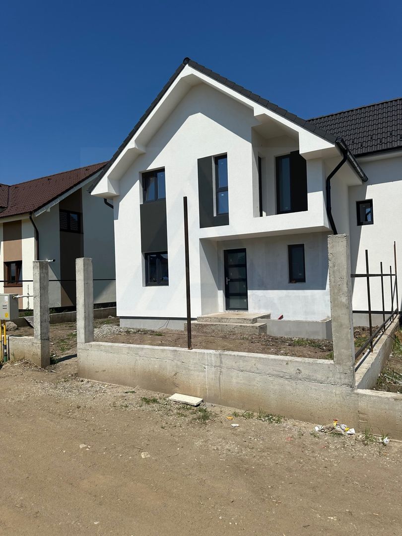 Casă tip duplex curte 350 mp 120 mp utili terasa 22 mp Sura Mare