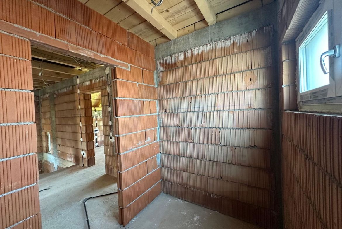 Casă tip duplex curte 350 mp 120 mp utili terasa 22 mp Sura Mare