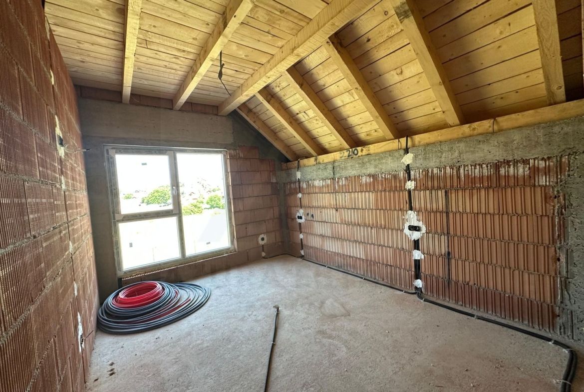 Casă tip duplex curte 350 mp 120 mp utili terasa 22 mp Sura Mare