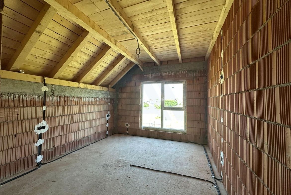 Casă tip duplex curte 350 mp 120 mp utili terasa 22 mp Sura Mare