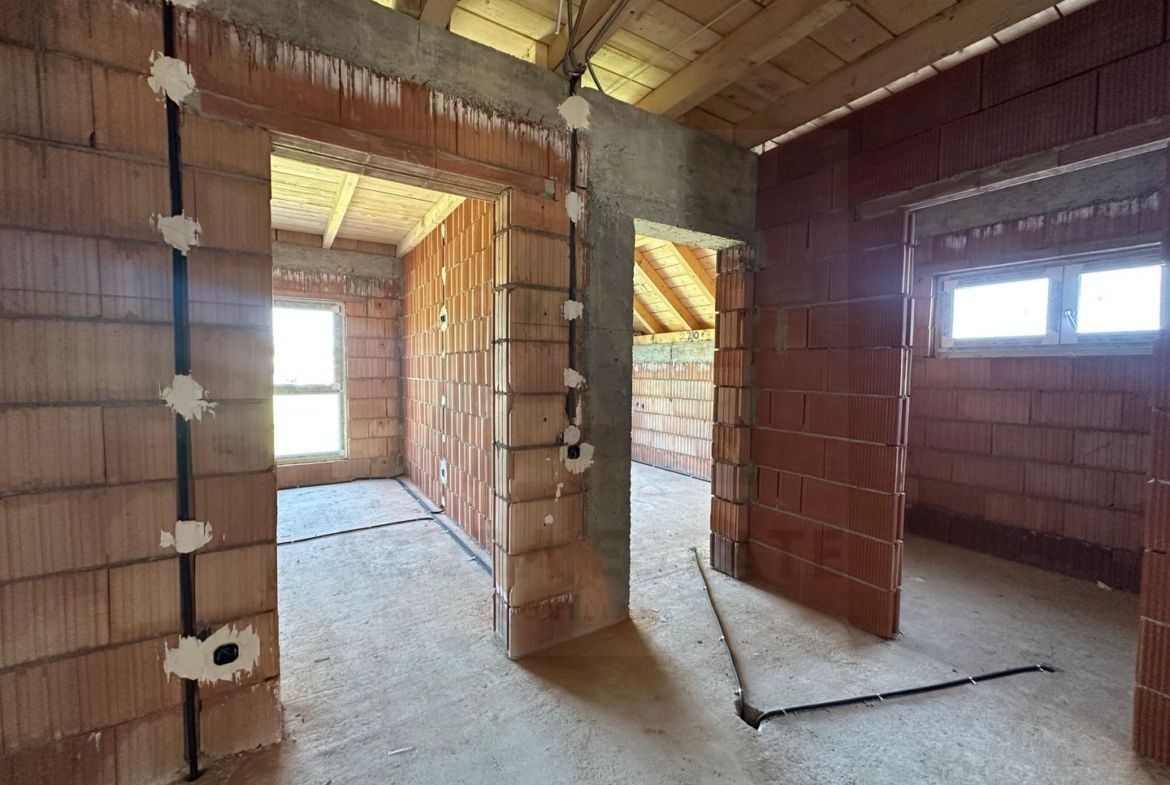 Casă tip duplex curte 350 mp 120 mp utili terasa 22 mp Sura Mare