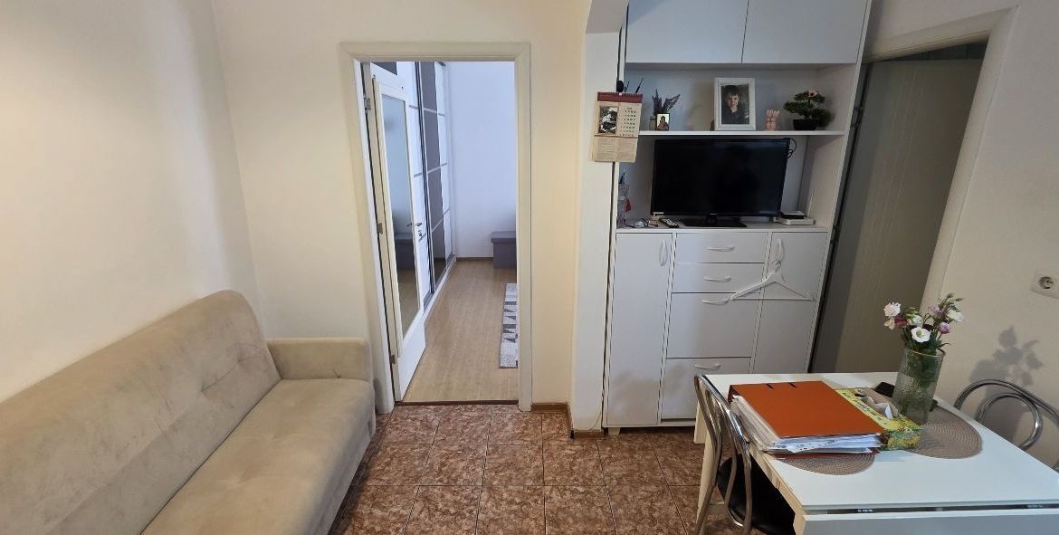 Garsonieră decomandată de vânzare Dristor  mobilată și utilata