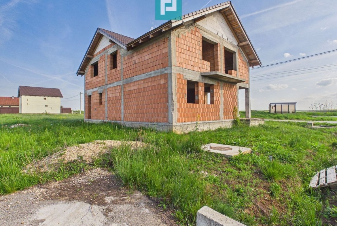 Casă la roșu cu  6 camere,  teren 500 mp în Aluniș