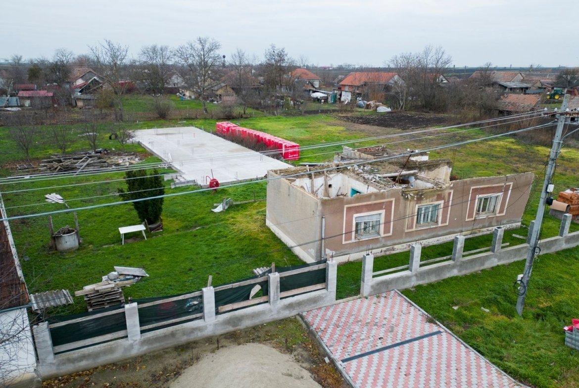 Teren intravilan cu fundatie inceputa si materiale