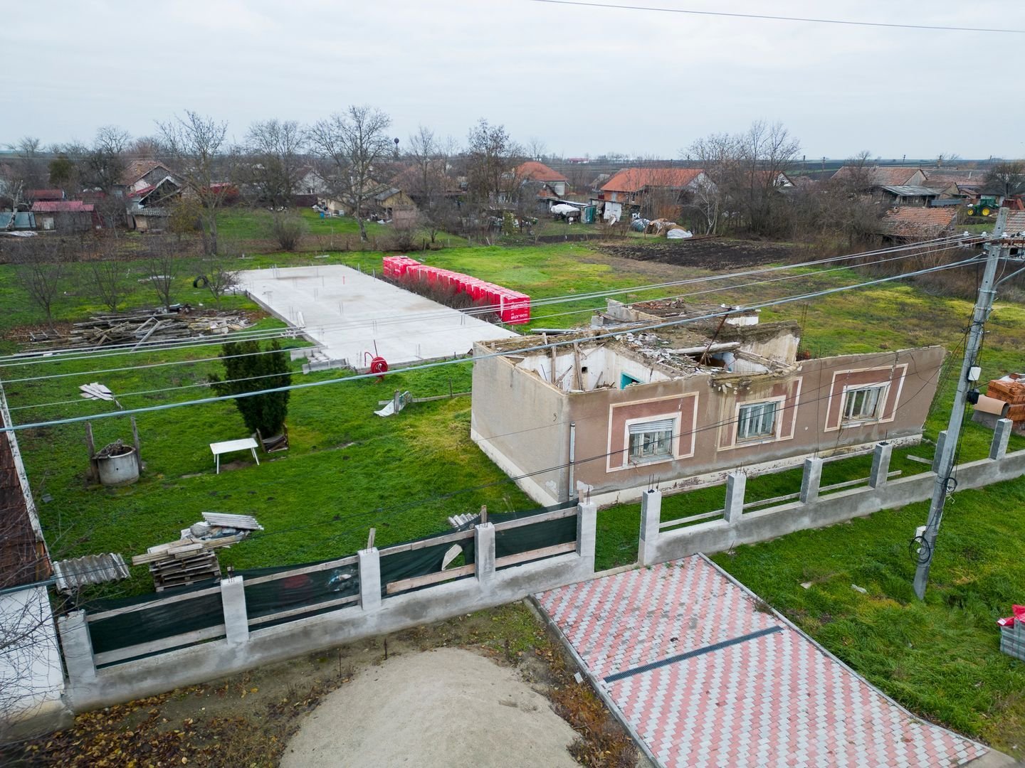 Teren intravilan cu fundatie inceputa si materiale