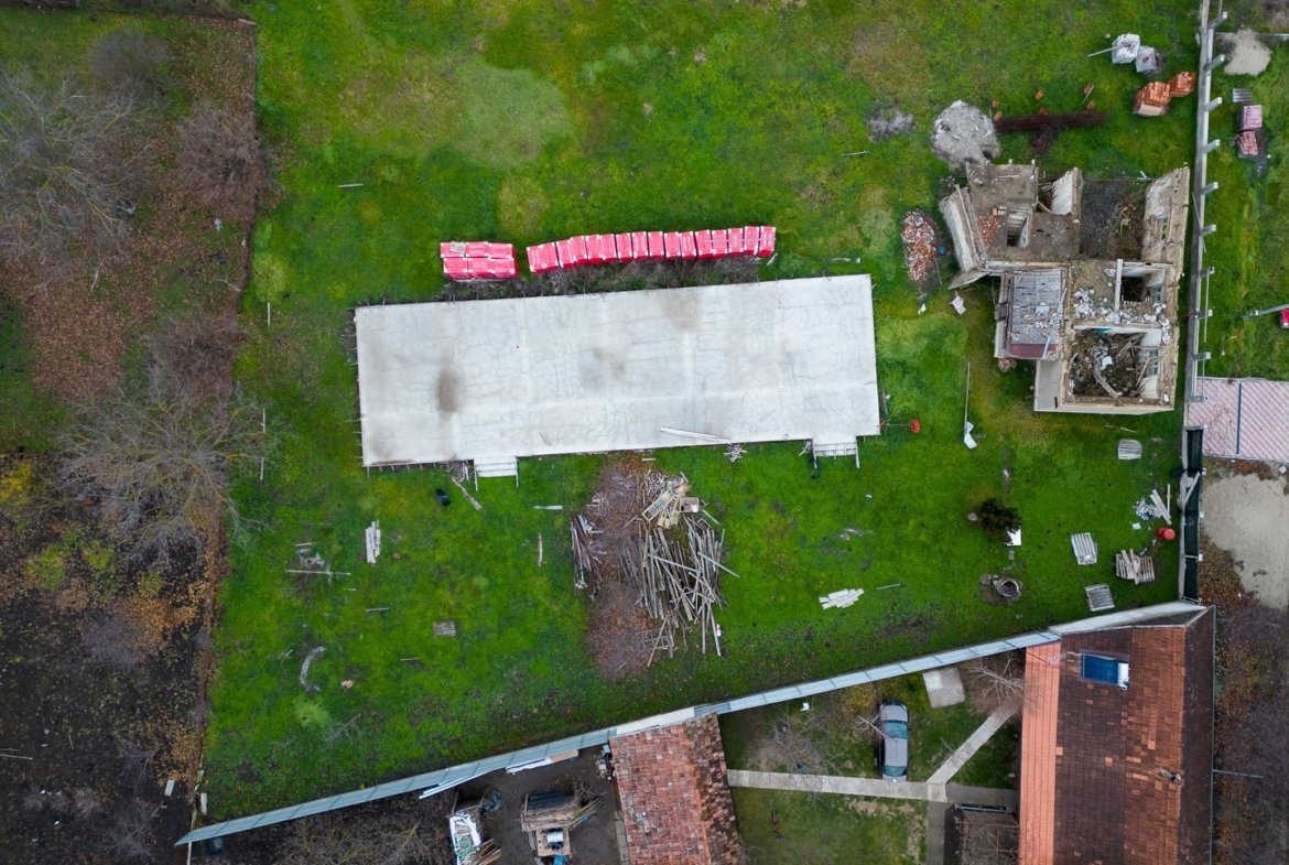Teren intravilan cu fundatie inceputa si materiale