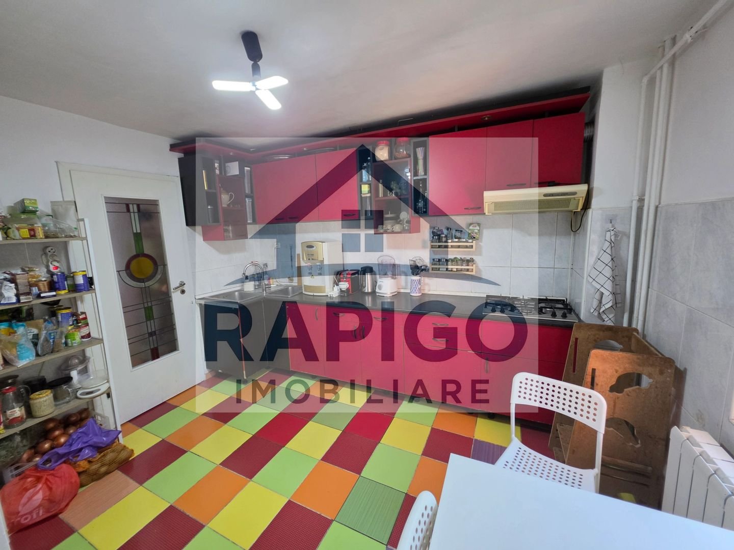Vand apartament cu 4 camere aproape de centru
