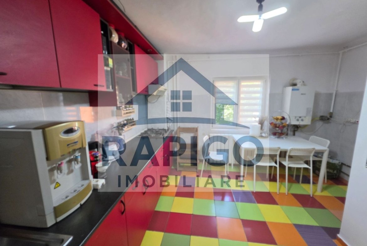Vand apartament cu 4 camere aproape de centru