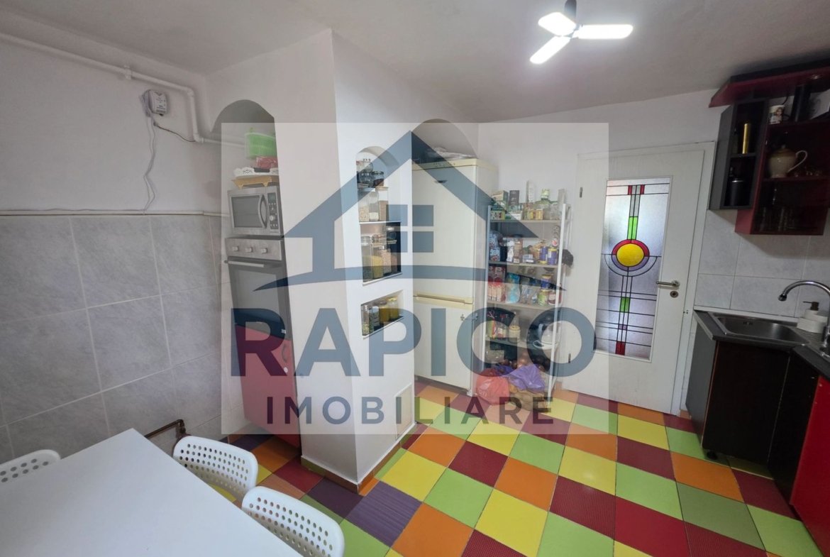 Vand apartament cu 4 camere aproape de centru