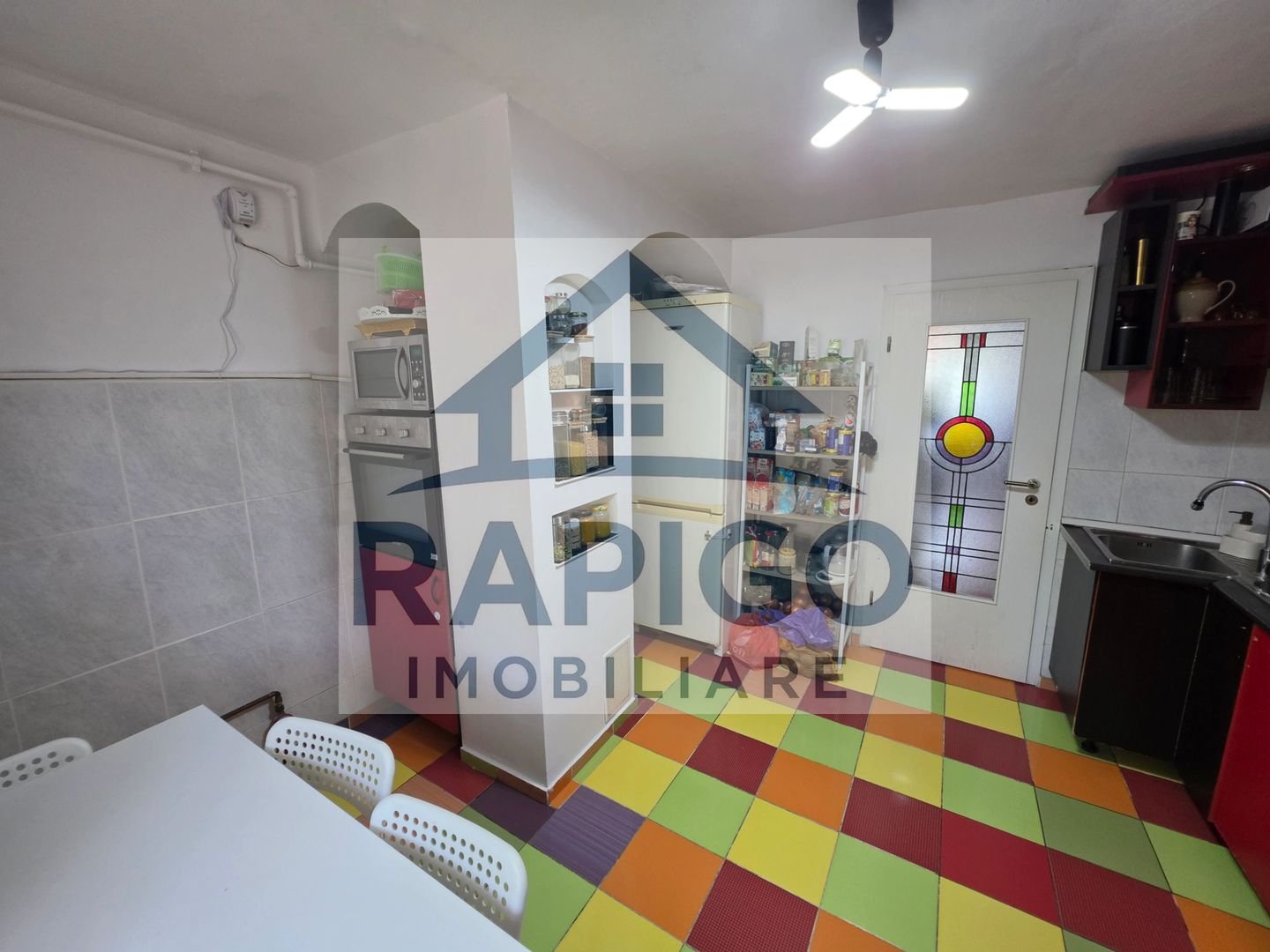 Vand apartament cu 4 camere aproape de centru