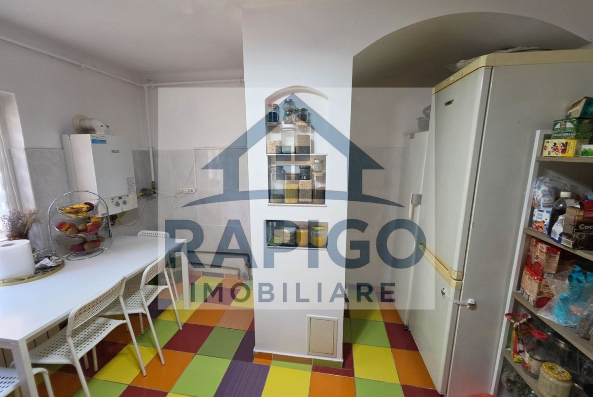 Vand apartament cu 4 camere aproape de centru