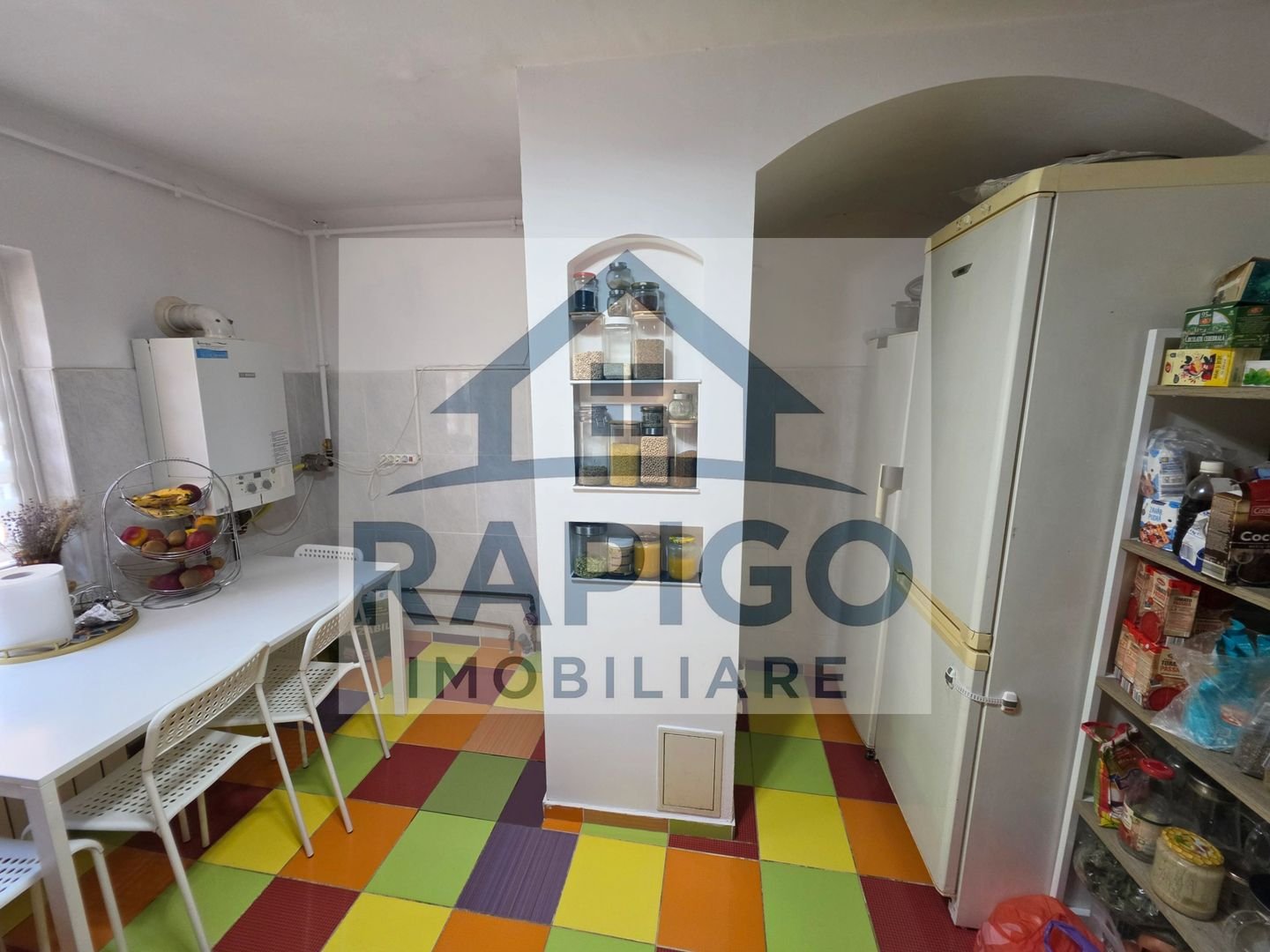 Vand apartament cu 4 camere aproape de centru