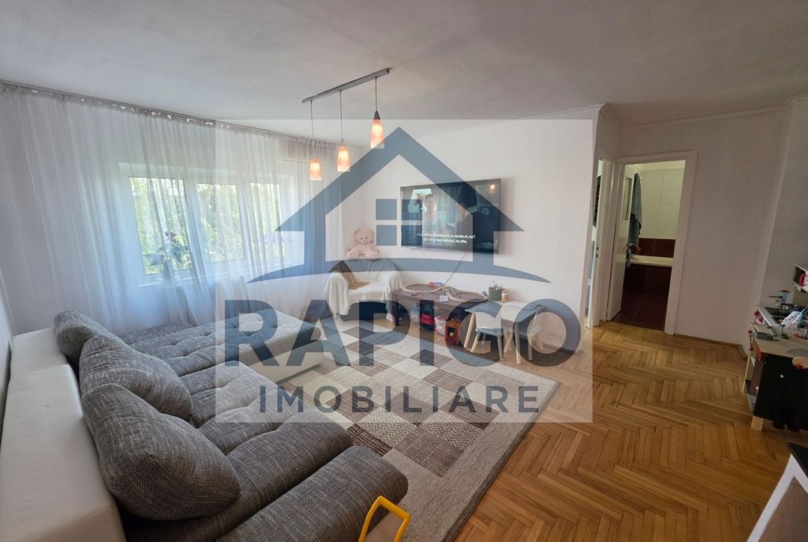 Vand apartament cu 4 camere aproape de centru