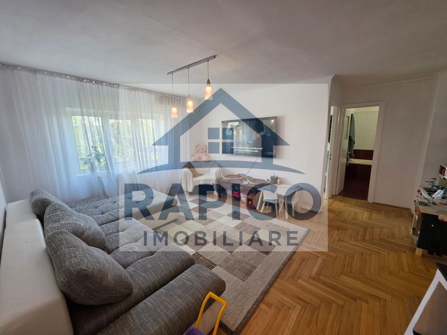 Vand apartament cu 4 camere aproape de centru