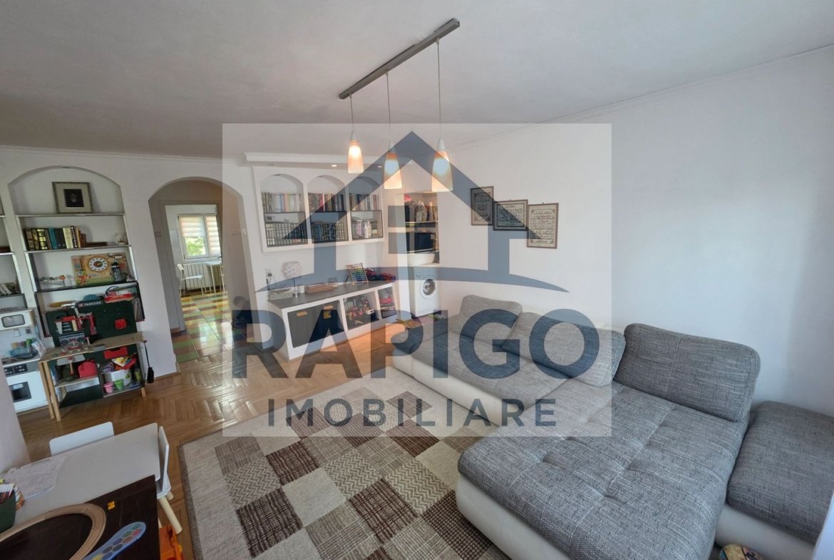 Vand apartament cu 4 camere aproape de centru