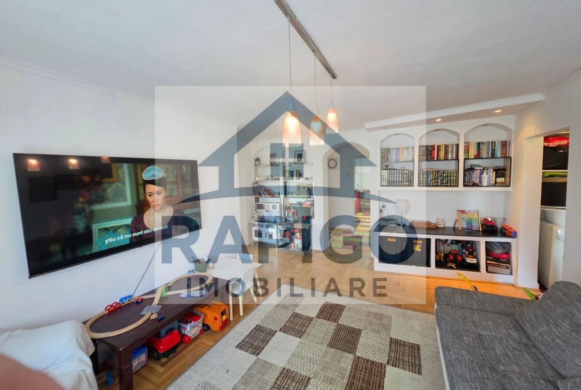 Vand apartament cu 4 camere aproape de centru
