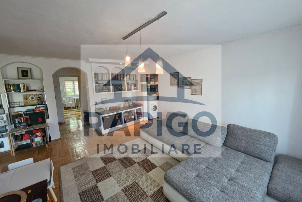 Vand apartament cu 4 camere aproape de centru