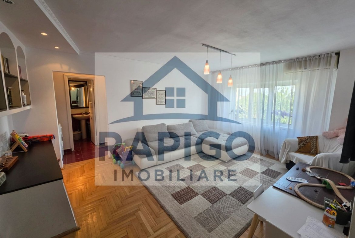 Vand apartament cu 4 camere aproape de centru