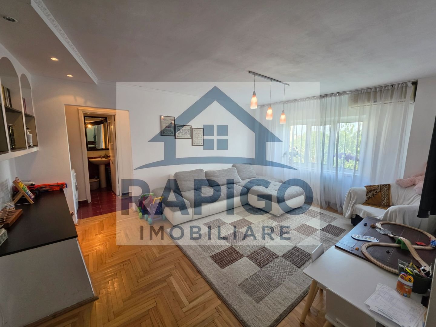 Vand apartament cu 4 camere aproape de centru