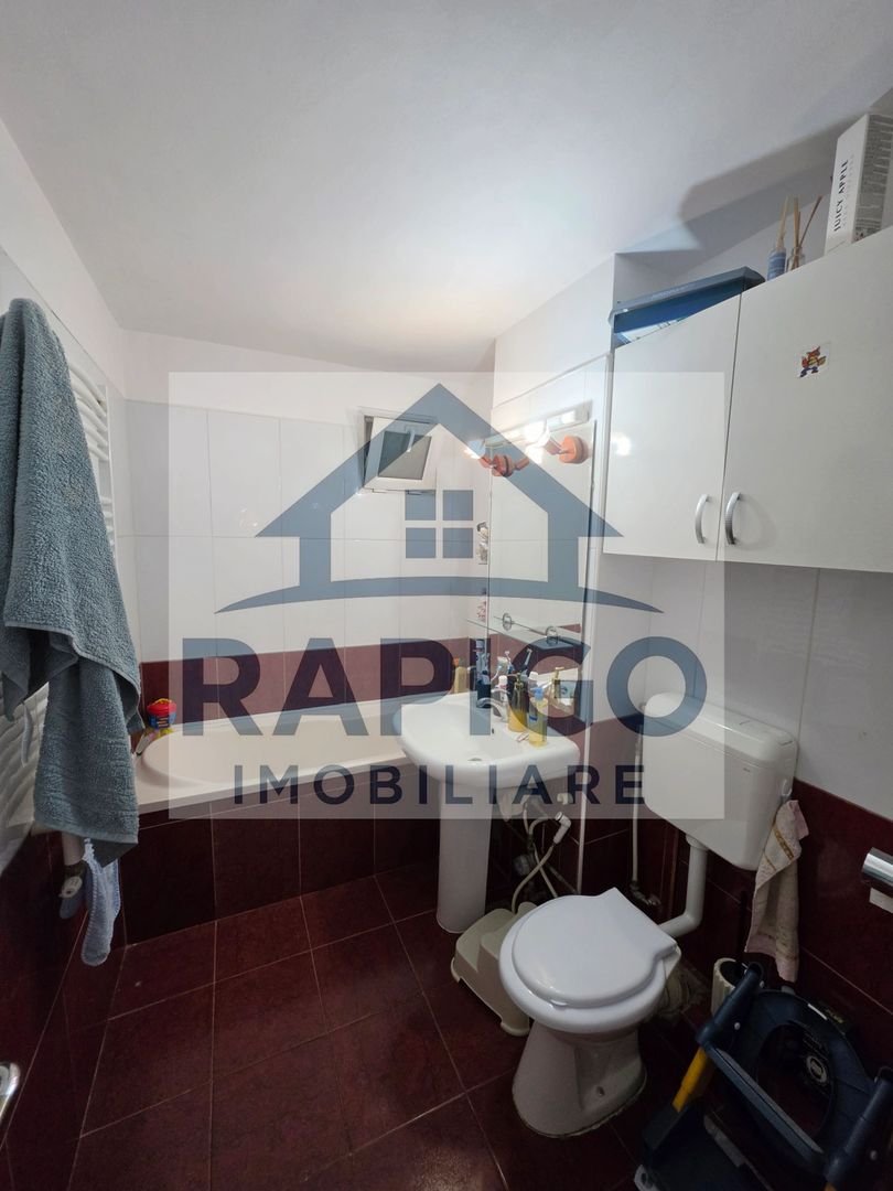 Vand apartament cu 4 camere aproape de centru