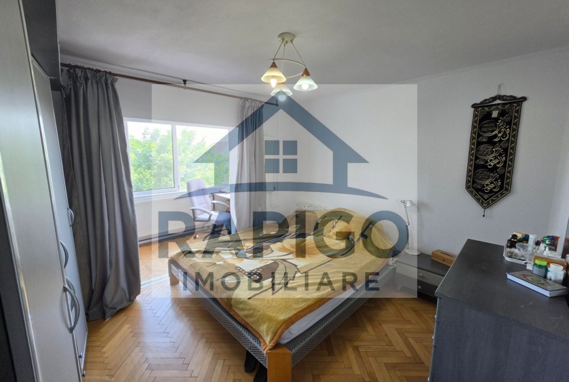 Vand apartament cu 4 camere aproape de centru