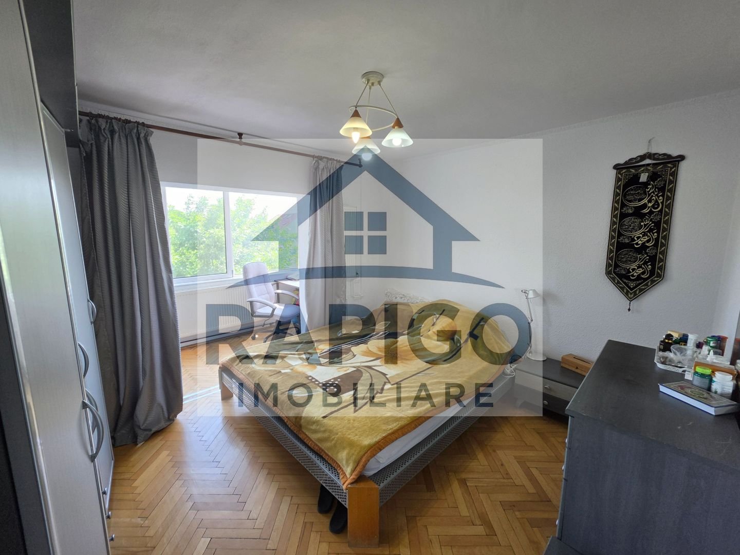 Vand apartament cu 4 camere aproape de centru