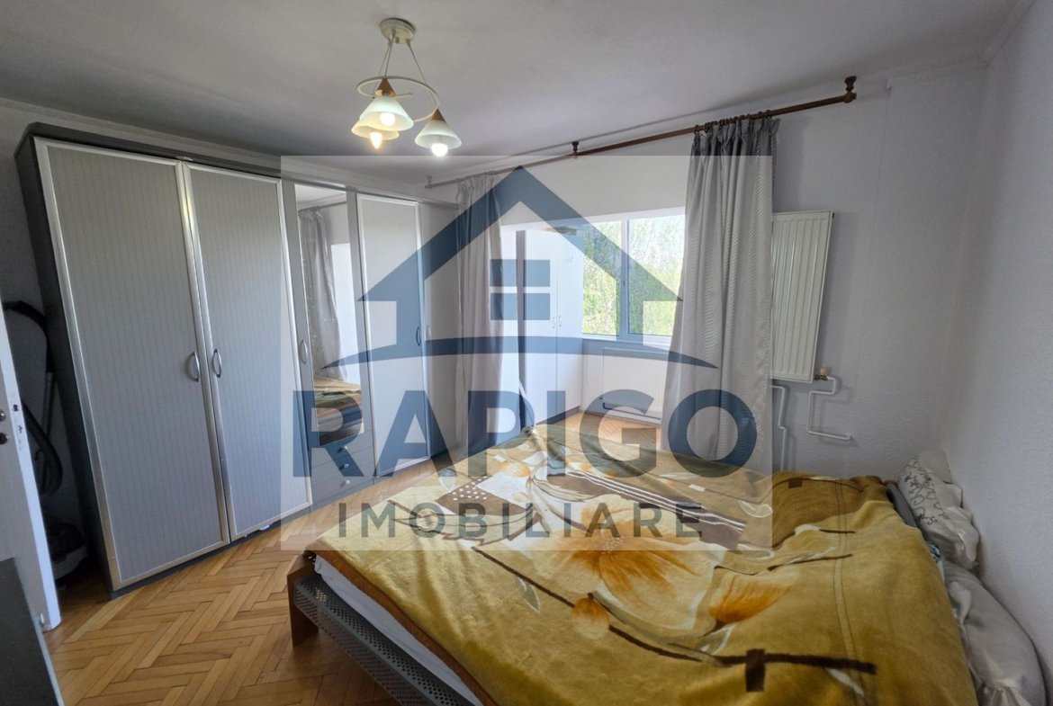 Vand apartament cu 4 camere aproape de centru