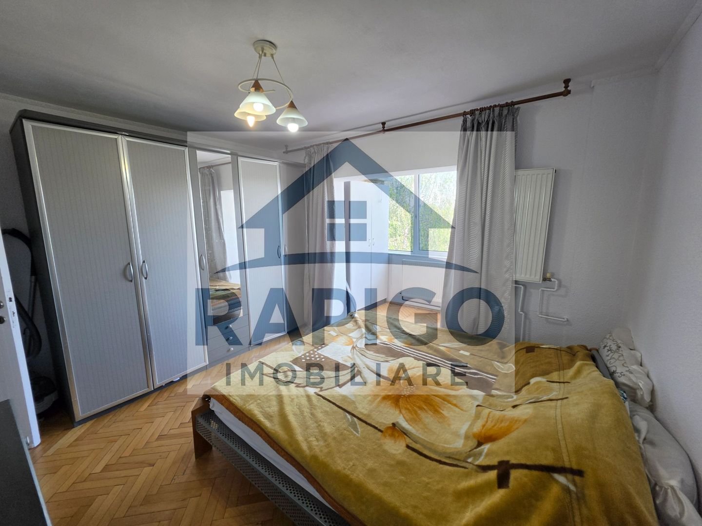 Vand apartament cu 4 camere aproape de centru