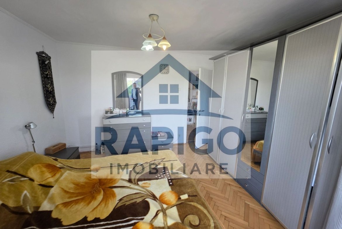 Vand apartament cu 4 camere aproape de centru