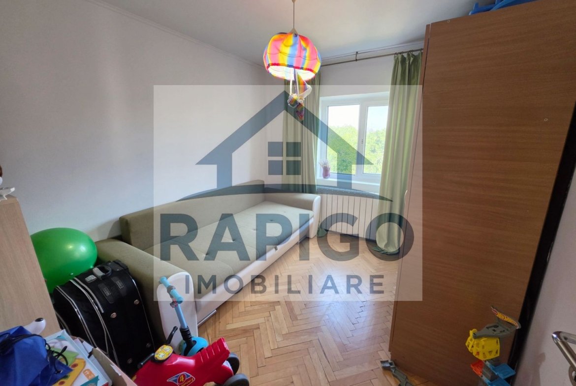 Vand apartament cu 4 camere aproape de centru