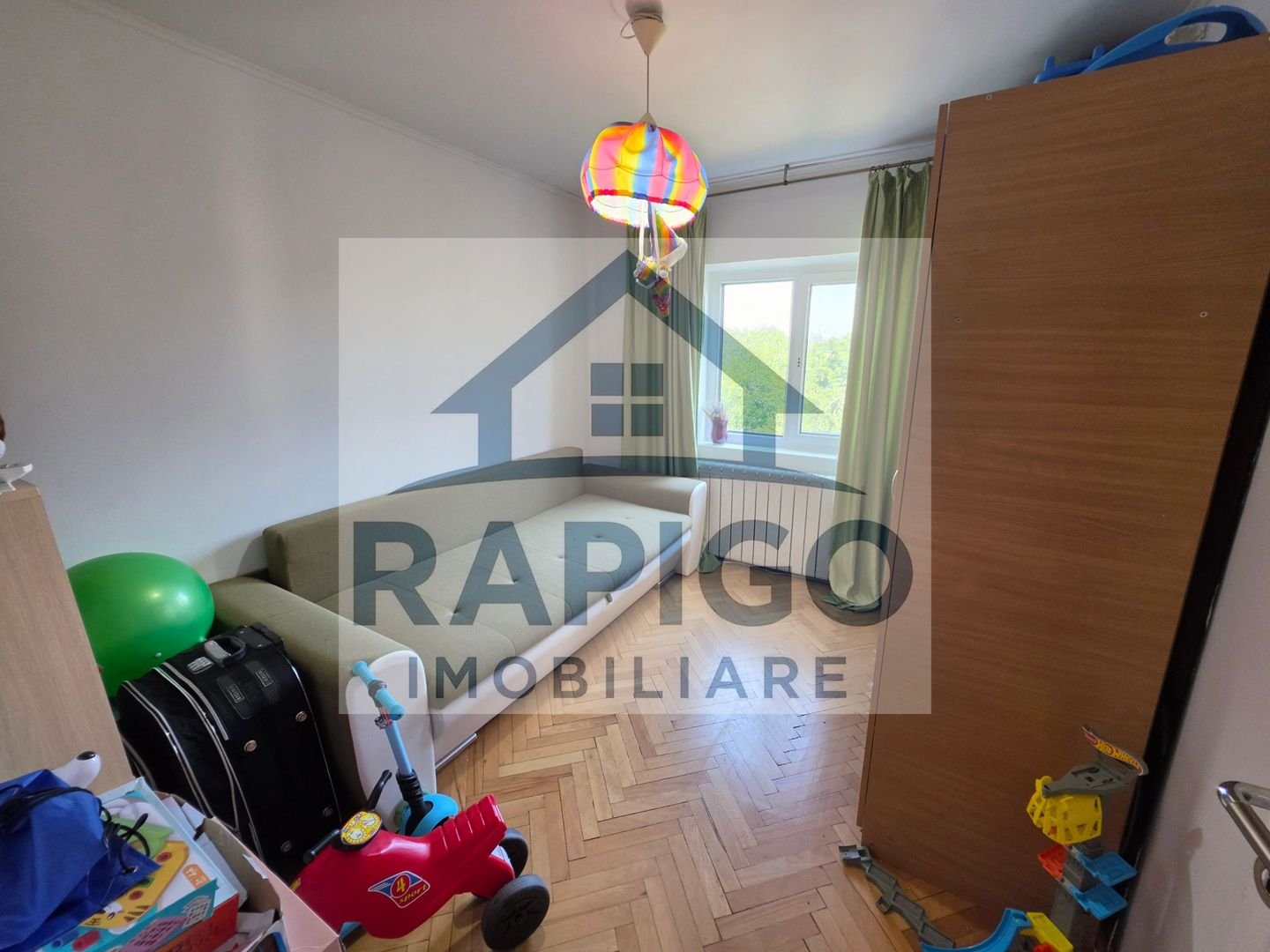 Vand apartament cu 4 camere aproape de centru